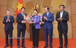 Chủ tịch Quốc hội tặng quà cho doanh nghiệp hỗ trợ cộng đồng
