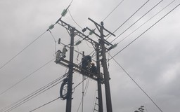 Hàng chục nghìn khách hàng ở miền Trung mất điện do bão số 13