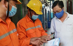 Điện lực TP. Thủ Đức đến từng nhà dân cài app chăm sóc khách hàng