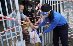 Vinamilk tặng 45.000 phần quà cho người dân khó khăn tại các tỉnh phía nam