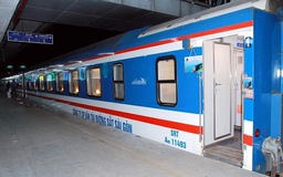 Tàu Bắc - Nam tiếp tục dừng đón, trả khách ở nhiều ga