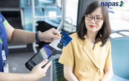 Đi xe bus điện thuận tiện với thẻ NAPAS