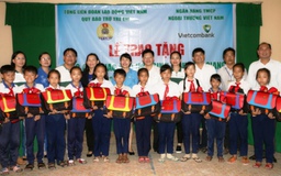 Vietcombank hỗ trợ trẻ em khó khăn vùng sông nước Tiền Giang, Cần Thơ
