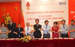 Doanh nghiệp tuyên bố “sát cánh” cùng Chính phủ 