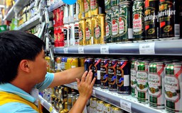 Nhà nước có cần lo chuyện “găng tay rót bia”?
