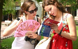 Mình tiến, người ta còn tiến nhanh hơn