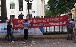 Băng rôn kêu cứu ngoài cổng Bộ Công Thương
