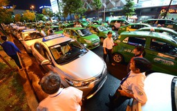 Taxi chuyển mình quá chậm, người tiêu dùng lựa chọn gì?