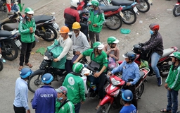 Xe ôm, shipper ở Hà Nội phải được cấp phép?