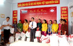 Kienlongbank trao tặng 7.450 phần quà Tết cho các gia đình khó khăn