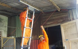 Điện lực Đà Nẵng sửa chữa, lắp đặt mới hệ thống điện cho hộ nghèo