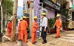 Biểu dương công nhân ngành điện khắc phục sự cố lưới điện sau bão