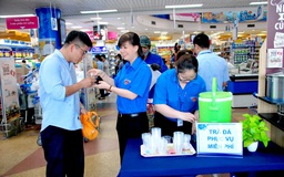 Thời tiết oi bức, siêu thị Co.opmart phục vụ nước uống miễn phí