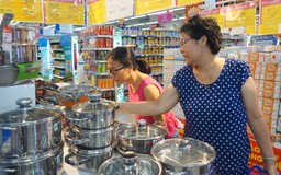 Siêu thị Co.op Mart đông kín người mua hàng ưu đãi vào đầu tuần