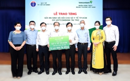 Vietcombank trao tặng gói an sinh xã hội 100 tỷ đồng hỗ trợ TPHCM chống dịch 