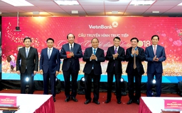 Thủ tướng thăm các ngân hàng đầu Xuân 2018
