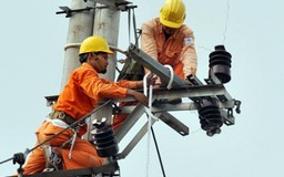 Điện lực miền Trung nỗ lực cấp điện trở lại sau mưa lũ