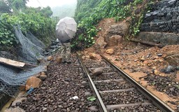 Đường sắt sạt lở nặng khu vực đèo Hải Vân, nhiều chuyến tàu phải chuyển tải