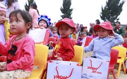 Vietjet mang niềm vui “Tết nhân ái” đến với bà con dân tộc