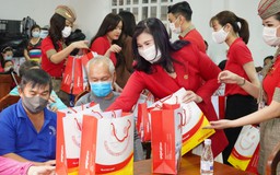 Vietjet trao quà chúc mừng năm mới cho người khuyết tật