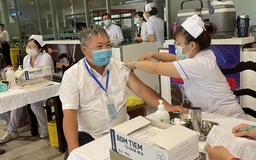 Tiêm vaccine COVID-19 cho nhân viên sân bay Tân Sơn Nhất và Pleiku 