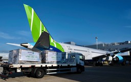 Bamboo Airways vận chuyển miễn phí gần 6 tấn hàng hóa y tế cứu trợ từ Pháp về Việt Nam