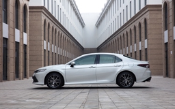 Toyota giới thiệu Camry hybrid thân thiện với môi trường