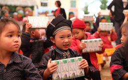 Vinamilk trao tặng 1,7 triệu hộp sữa đến trẻ em khó khăn 