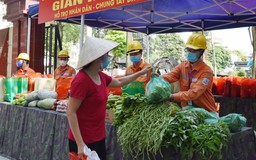 EVNHANOI tặng 2000 suất quà hỗ trợ người dân ảnh hưởng dịch COVID-19