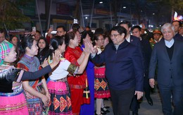 Chùm ảnh: Thủ tướng cùng nhân dân tỉnh biên giới Cao Bằng đón năm mới 2024