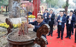 Thủ tướng Phạm Minh Chính dâng hương tại Hoàng thành Thăng Long