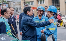 Thủ tướng Phạm Minh Chính cảm ơn, tặng quà công nhân vệ sinh môi trường tại Thủ đô