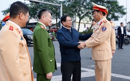 Thủ tướng kiểm tra, động viên các lực lượng công an ứng trực dịp Tết