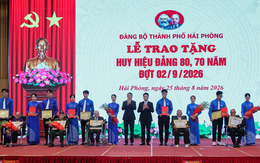 Thủ tướng Lê Minh Hưng trao Huy hiệu Đảng tặng các đảng viên lão thành
