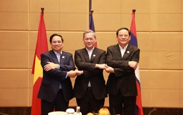 Vietnamese PM holds working breakfast with Cambodian, Lao counterparts