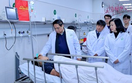 Thủ tướng chúc Tết cán bộ, nhân viên y tế và bệnh nhân các bệnh viện tại Hà Nội