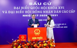 Thủ tướng cùng cử tri bỏ phiếu bầu cử tại phường Tây Hồ, Hà Nội