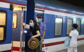 Xe khách, tàu hỏa, máy bay vẫn 'thong thả' đợi khách về quê ăn Tết