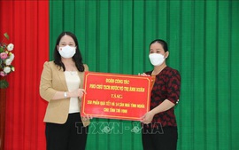 Phó Chủ tịch nước thăm, tặng quà Tết tại Trà Vinh