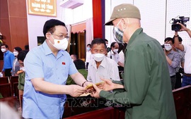 Chủ tịch Quốc hội thăm gia đình chính sách, trao quà và chúc Tết tại tỉnh Bến Tre