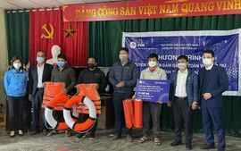 Tặng quà người dân hạ du công trình thủy điện Sơn La