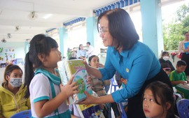 Đà Nẵng: Học sinh bị ảnh hưởng mưa lũ được hỗ trợ sách giáo khoa