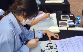 Hơn 100 thí sinh thi tài viết Danh ngôn của Chủ tịch Hồ Chí Minh trên thư pháp Hàn Quốc