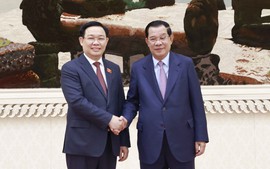 Chủ tịch Quốc hội Vương Đình Huệ hội kiến lãnh đạo Chính phủ Campuchia