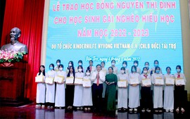 Bến Tre: Trao 200 suất học bổng Nguyễn Thị Định năm học 2022-2023