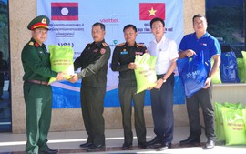 Bộ Chỉ huy quân sự tỉnh Thừa Thiên Huế tặng gạo các đơn vị quân đội Lào