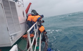 Cảnh sát biển kịp thời ứng cứu 9 ngư dân Quảng Ngãi gặp nạn