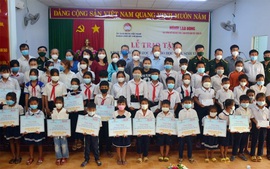 Nguyên Phó Thủ tướng Trương Hòa Bình trao quà cho học sinh biên giới tỉnh Bình Phước