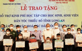 Nguyên Phó Thủ tướng Trương Hòa Bình trao học bổng cho học sinh dân tộc thiểu số tỉnh Tây Ninh, Long An
