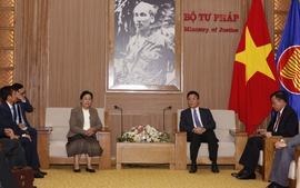 Bộ trưởng Bộ Tư pháp tiếp Chánh án TAND Tối cao Lào